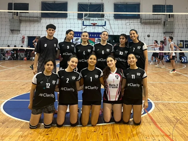 Amistosos contra Deportivo 🏐🙌
Las Primeras Femenina y Masculina visitaron a Deportivo y sumaron buenos resultados y minutos en cancha.
✔️ Primera Femenina: victoria 3–0
✔️ Primera Masculina: derrota 1–2
Además, varios chicos de las inferiores comenzaron a tener sus primeros minutos con el plantel mayor, una gran noticia que refleja el crecimiento y el trabajo que se viene realizando en el vóley albinegro.