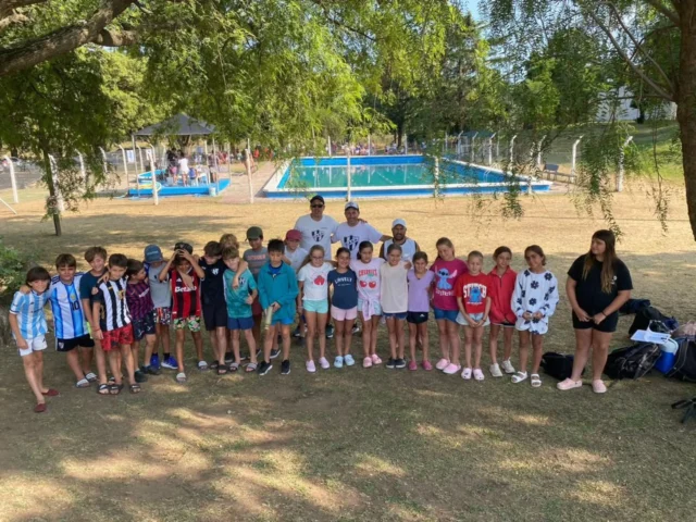 Participación de natación en Henderson 🖤🤍

La delegación albinegra, integrada por nadadores y nadadoras de las categorías preinfantiles, infantiles y menores, demostró un gran nivel deportivo y formativo, participando en pruebas de Libre, Pecho, Mariposa y postas, con resultados muy destacados a lo largo de la jornada.

El torneo se llevó a cabo en el Complejo Osvaldito Arpigiani, en la ciudad de Henderson.

Representaron al club: Milagros y Eugenio Alemano, Rufina Cadorin, Francisca Castro, Pilar Fernández, Isabella Franquez, Laureana y Florencio González Cobo, Josefina Hernández, Sol Murua Larralde, Joaquina Stacchiotti, Hilario Arregui, Thiago Barattucci, Beltrán Squillario, Iñaki Fornes, Tomás Huerta, Bernardita Alejos, Facundo Cernuda, Ciro Depaoli, Salvador Canale, Valentino Galbo, Pedro Huerta y Theo Murua Larralde.

El evento contó con la participación de instituciones de la región como Bolívar, Club Independiente de Mones Cazón, Municipalidad de Pehuajó y el club anfitrión Henderson, promoviendo la sana competencia, el compañerismo y el crecimiento deportivo.

Una experiencia deportiva y formativa muy valiosa, que refleja el trabajo sostenido que se viene realizando en la disciplina👏 

Destacamos y agradecemos la labor de los profesores Lucas Craig, Marcelo Fernández y Eduardo Vizcay.