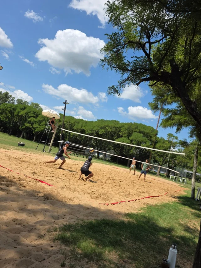 Un finde a puro sol, arena y vóley en el club ☀️🏐

Durante el fin de semana se vivió un gran torneo de Beach Vóley, con la participación de 20 parejas.

La competencia contó con categorías masculino libre, femenino libre y menores femenino.

Resultados

Femenino libre
🥇 Emma Cagliani / Josefina Massola
🥈 Ivanna Sánchez / Yesica Sánchez

Masculino libre
🥇 Giovanni Rodríguez / Fausto Mayoral
🥈 Marcos Larraga / Luciano Cedres

Menores femenino
🥇 Sol Valenti / Felicitas Martínez
🥈 Catalina Guarascio / Emma Pignanelli

Una jornada que combinó deporte, verano y encuentro, y que reafirma la importancia de seguir generando propuestas para todas las edades y niveles.

Gracias a todas las parejas que participaron y a quienes acompañaron para que el torneo sea un éxito.

Auspiciaron: 

@loma.bonita1
@barberiabien_bacano
@pilipopsdrugstore
@biba.cerveza
@pilar.a.pehuajo
@weebarpehuajo
@muebleriarivadavia
