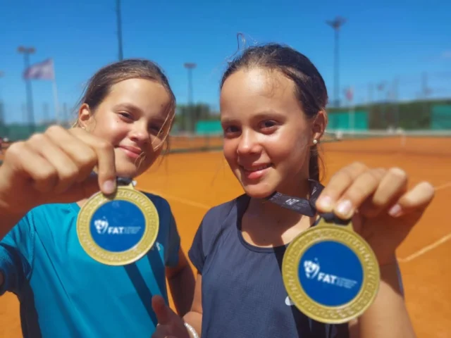 Fin de semana de grandes noticias para el tenis albinegro 🎾

En el Club Náutico de Mar del Plata se disputó un Torneo Abierto de la Asociación Argentina de Tenis, organizado por la Federación Atlántica de Tenis, donde nuestras representantes tuvieron una actuación destacada en la categoría Sub-12.

Las hermanas Paulina y Pilar Sufrate se consagraron campeonas en la modalidad dobles, logrando un excelente resultado que refleja el trabajo y la constancia que vienen sosteniendo.

En la competencia individual, Pilar Sufrate alcanzó la final y obtuvo el subcampeonato, mientras que Paulina llegó hasta semifinales, instancia en la que cayó ante Jazmín Belcastro, misma jugadora que luego se quedaría con el título.