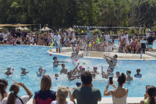 🌊 Muestreo de los grupos de colonia 

Vivimos una jornada hermosa en el natatorio del club, con un gran acompañamiento de las familias y un clima ideal para disfrutar del agua y el aprendizaje.

Niños y niñas de 3 a 11 años, distribuidos en 13 grupos, compartieron un muestreo 🤽‍♂️

Con los grupos Caballitos de Mar, Tortuguitas, Pulpitos, Anchoitas, Pingüinos, Medusas, Narvales, Mantarrayas, Pez Payaso, Pez Espada, Delfines, Tiburones el natatorio se llenó de energía.

Agradecemos especialmente a las familias por acompañar, sostener y celebrar cada avance.

Seguimos construyendo experiencias que combinan deporte, juego y aprendizaje 🖤🤍

-

📸 @chacotalescano