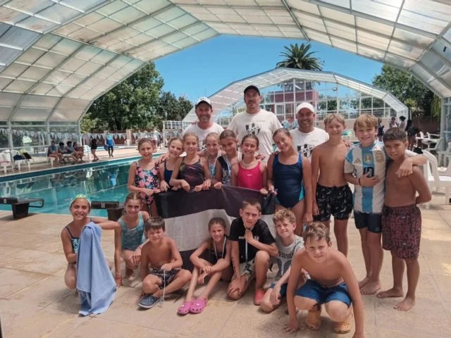 Fuimos parte de un torneo en el Natatorio Municipal 🏊‍♀️🏊‍♂️

Presentamos una delegación de 37 nadadores y nadadoras de las categorías Pre Infantil, Infantil, Menores y Cadetes, que representaron club con entusiasmo y muchas ganas de seguir creciendo dentro del agua 💪

El torneo reunió a instituciones de Pehuajó y la región, en un encuentro que dejó experiencias, aprendizajes y momentos compartidos entre deportistas, profes y familias 🤍🖤