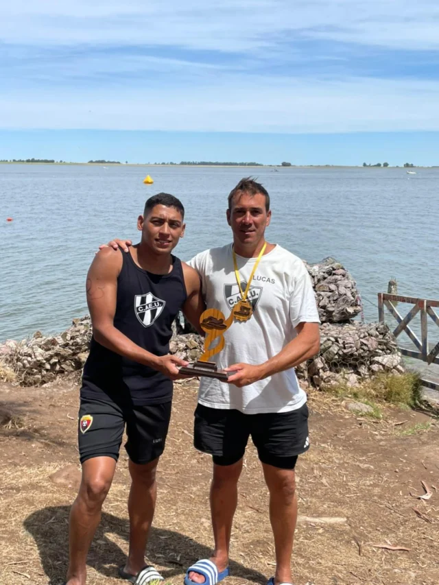 🏊‍♂️🌊 Representación albinegra en el Cruce a Nado del Lago Cochicó

Este fin de semana se disputó una nueva edición del tradicional Cruce a Nado del Lago Cochicó, una de las competencias de aguas abiertas más convocantes del sudoeste bonaerense, con 195 nadadores en las distancias de 1K y 3K.

La bandera albinegra estuvo presente con dos representantes:

Lucas Craig – Categoría 39 a 49 años
🥇 1° puesto
⏱️ Tiempo: 19’35” (1 km)

Ignacio Cabrera – Categoría 19 a 29 años
🥈 2° puesto
⏱️ Tiempo: 58’17” (3 km)

En un entorno natural imponente y con la exigencia propia de las aguas abiertas, ambos completaron la prueba con un gran desempeño, sumando experiencia y dejando al club nuevamente bien representado en el calendario regional 🖤🤍
