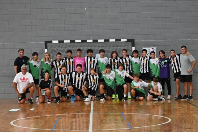 Rodaje, amistosos y experiencia para el handball en Mar del Plata

Nuestras categorías Menores, Cadetes y Juveniles masculinos participaron de dos jornadas de amistosos en el Club Once Unidos de Mar del Plata, sumando minutos de juego, experiencia y preparación.

Los partidos disputados por nuestros equipos fueron frente al local Once Unidos, en un contexto de muy buen nivel deportivo. Además, durante las jornadas se compartió espacio con instituciones destacadas como Sociedad Alemana de Villa Ballester, Asociación Escolar Goethe Handball y Club Deportivo y Social Juventud Unida, lo que permitió a los chicos vivir un entorno competitivo y enriquecedor.

En lo deportivo, el balance fue positivo:
• Menores: dos victorias.
• Cadetes: dos victorias.
• Juveniles: un empate y una victoria.

💪 Más allá de los resultados, la experiencia sirvió para dar rodaje a los planteles, especialmente pensando en los torneos nacionales de Cadetes y Juveniles, y para que la categoría Menores continúe su proceso de formación. 

🇦🇷 Durante la estadía también hubo un momento especial al poder compartir un rato y tomarse fotos con Sebastián Simonet, ex capitán de la Selección Argentina, un recuerdo motivador para todos.

Agradecemos al Club Once Unidos por la invitación y la excelente recepción brindada a nuestra delegación 🙌

Delegación CAEU
Santiago Ruiz Massola
Felipe Calvo
Leon González Berbotto
Santino Piedrabuena
Tomás White
Máximo Oyarzabal
Juan Francisco Oyarzabal
Fermín Sama
Rosendo Bassart
Máximo Sciarrotta
Francisco Fadón Vitali
Justino Macías
Joaquín Polito
Lucio Guerrero
Tomás Pérez
Bautista Aranas
Santino Diviasi
Simón Roldán
Francisco Monge

Profesores
Ariel Pujol
Joaquín Maldonado
Juan Francisco Denuncio

Una salida que sumó juego, aprendizaje y nuevas experiencias para el semillero albinegro. 🖤🤍
