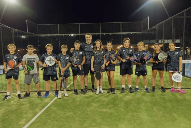 🎾 Escuela de Pádel | Encuentro de Verano

Realizamos un encuentro para que los chicos disfruten, jueguen y sigan sumando experiencias dentro de la Escuela de Pádel, en las canchas de nuestro Campo de Deportes.

Una tarde noche de juego, aprendizaje y compañerismo que terminó de la mejor manera: compartiendo hamburguesas con las familias 🍔

Seguimos generando espacios para que el deporte crezca, para que los chicos se diviertan y para que el club se viva también en comunidad.