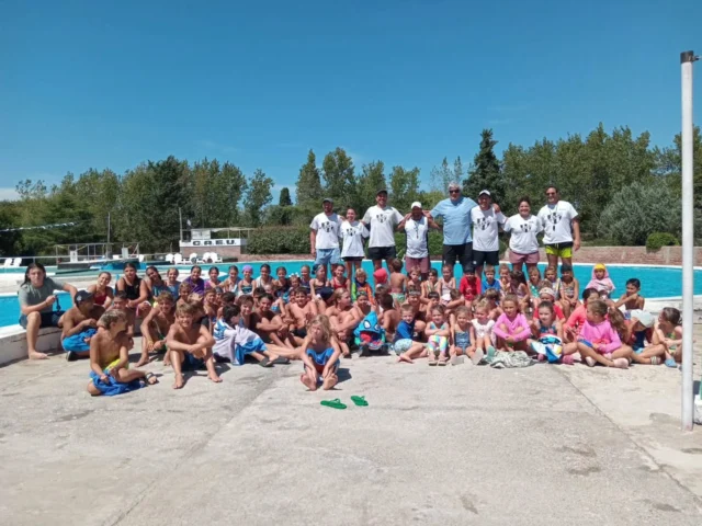 🏊‍♂️ ÚLTIMA CLASE DE NATACIÓN DE LA TEMPORADA

Cerramos una nueva temporada de natación en el club.

Y con ella se va un montón de momentos… aunque en realidad no se van: quedan para siempre ✨

Los torneos, las competencias, los viajes, el aprendizaje constante, las nuevas amistades y el acompañamiento de las familias. 

Todo eso junto al apoyo incondicional de los profes 💪 

Se realizó un muestreo con nadadores y nadadoras de todas las edades, compartiendo en el agua lo trabajado durante el año.

Y como no podía ser de otra manera, cerramos la jornada con un picnic para celebrar juntos 🧺

Gracias a cada profe, a cada familia y a cada chico y chica que fueron parte.

Nos volvemos a encontrar en la próxima temporada 🖤🤍