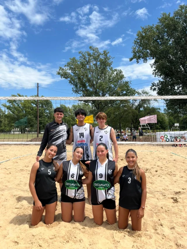 🏐🌊 Torneo de Beach Vóley en Trenque Lauquen 

Participamos de un torneo de beach en la ciudad de 9 de Julio, con representación en distintas categorías.

Categoría Sub 14 Femenino
🥇 1° puesto: Irina Fernández Gil y Pilar Abella
🥈 2° puesto: Catalina Guarascio y Mía Quinteros

Categoría Sub 16 Femenino
🥈 2° puesto: Irina Fernández Gil y Pilar Abella
4️⃣ 4° puesto: Catalina Guarascio y Mía Quinteros

 Categoría Sub 18 Masculino
6️⃣ 6° puesto: Manuel Rojas y Bautista Reus

Seguimos sumando experiencia y representación para el vóley del club 🖤🤍