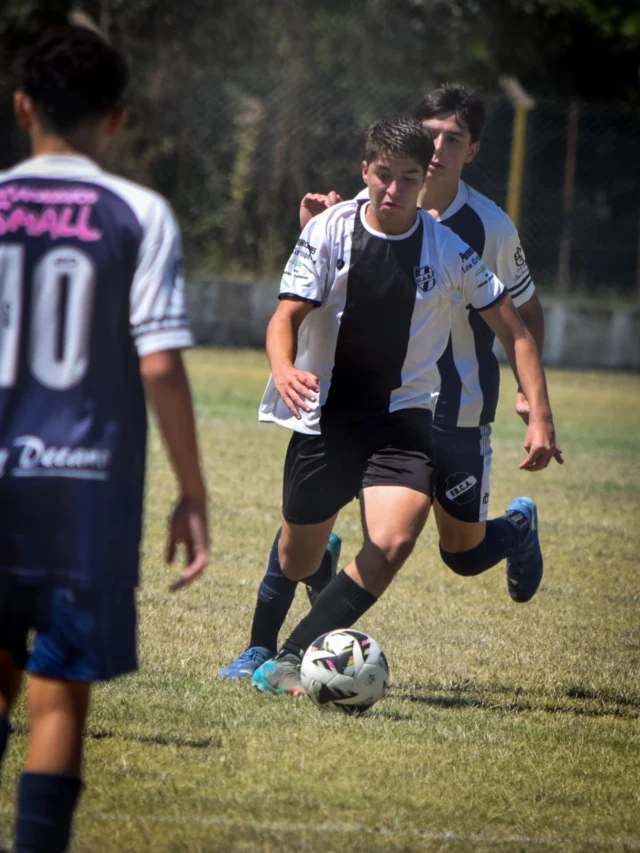 Sábado amistoso en el 21 de Septiembre ⚽️

Las categorías 2009, 2010, 2011 y 2011 de nuestro Semillero completaron una jornada de fútbol con Argentino de Trenque Lauquen. 

¡Gracias Decano por la visita! 🤝

Siguen los preparativos de cara al inicio del torneo de inferiores 💪

🖤🤍