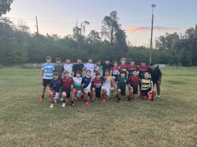 JUGADORES DE ESTUDIANTES EN LA ACADEMIA UROBA 🏉

Jugadores de nuestras divisiones juveniles participaron de la Academia de UROBA de la Zona Pampa, una instancia de formación que reúne a jóvenes de distintos clubes de la región.

Representando a nuestro club estuvieron:

• Fermín Ortega (2011)
• Isidro Ferriol (2011)
• Santiago Sánchez (2010)
• Benjamín Mazzieri (2010)
• Martiniano Banegas (2010)
• José Peluffo (2009)
• Benjamín Cabretón (2009)
• Bautista Gaona (2009)

La actividad se desarrolla en América y forma parte de un espacio pensado para fortalecer el desarrollo del rugby regional.

Felicitaciones a nuestros jugadores por esta experiencia y por seguir representando al club.

🖤🤍