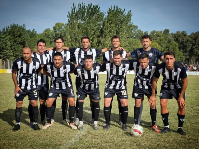 Último amistoso 💪⚽️

La primera y la tercera división culminaron los amistosos de pretemporada enfrentando a KDT en el 21 de Septiembre. 

Ambos encuentros fueron con victoria: 3 a 1 en tercera y 1 a 0 en primera.

El inicio del campeonato será el próximo domingo cuando en nuestra cancha recibamos a Huracán de Carlos Tejedor. 

¡Vamos Albinegro! 🖤🤍