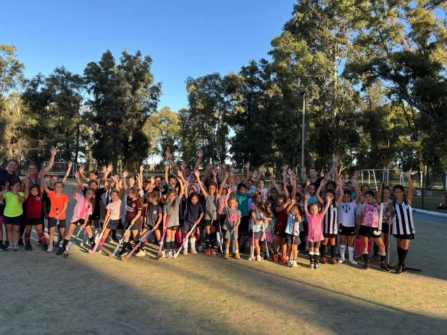 ¡Las manos bien arriba escuelita! 🏑🙋‍♀️

Seguir practicando, sumando y disfrutando 😄