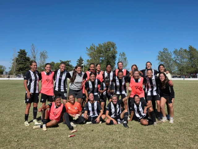 ¡Triunfo en el inicio! 💪👏

Comenzó el campeonato de fútbol femenino con victoria de nuestras Albinegras por 5 a 0 sobre KDT.

⚽️ Irina Rodríguez, Inés Michelli x2, Gabriel Beldrio y Agostina Hernández anotaron los goles.

¡Vamos Estudiantes! 🖤🤍