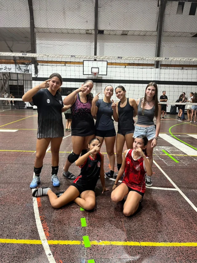 Primer Mixto del año 🏐🙌

El vóley está en marcha y lo celebraron reuniendo a chicos y chicas de todas las edades durante dos jornadas en nuestro gimnasio.

Los invitamos a seguir sumándose a estas propuestas que ayudan al crecimiento de la disciplina 🖤🤍