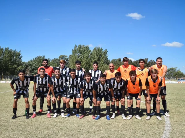 Victoria para la tercera 💪⚽️

Con gol de Enzo Chelia, la tercera división venció a Huracán por la primera fecha de la Copa LPF.

¡Vamos Albinegro! 🖤🤍