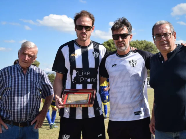 Para siempre, Corcho 🖤🤍

Previo al inicio del partido de primera división, se dio el puntapié oficial de la Copa de la LPF Carlos Alberto "Corcho" Civelli junto a sus familiares y dirigentes de la Liga Pehuajense de Fútbol.

En memoria y reconocimiento a su trayectoria como deportista, dirigente, presidente y colaborador incansable, dejando una huella imborrable en el Club Atlético Estudiantes Unidos.