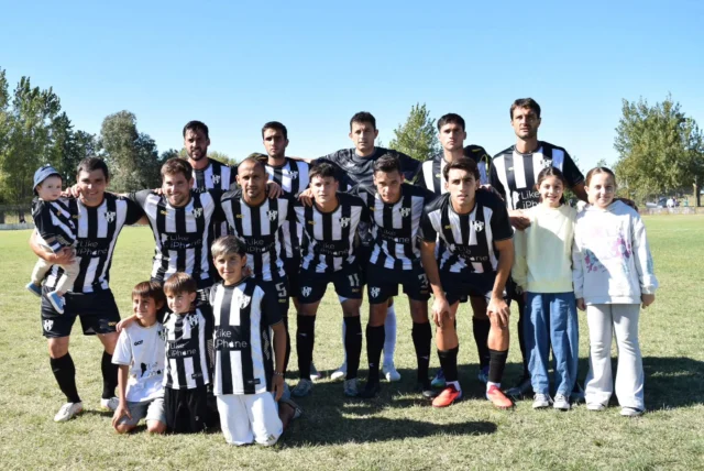Igualdad en primera 💪

Por la segunda fecha de la Copa LPF, la primera división igualó 2 a 2 ante Unión. 

Gastó Denuncio y Nahuel Maldonado fueron los autores de los goles estudiantiles.

¡Vamos Estudiantes! 🖤🤍

🗓 La próxima fecha será de visitante contra Calaveras.