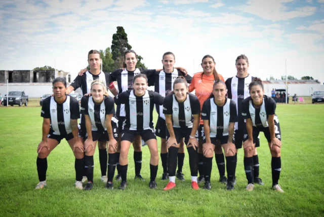 Segunda fecha ⚽️💪

La primera división femenina enfrentó a Maderense por la segunda fecha de la Copa de la Liga Pehuajense de Fútbol. 

Fue caída por 3 a 1, con gol de Irina Rodríguez para las Albinegras. 

¡Vamos Estudiantes! Hay mucho por delante 🖤🤍