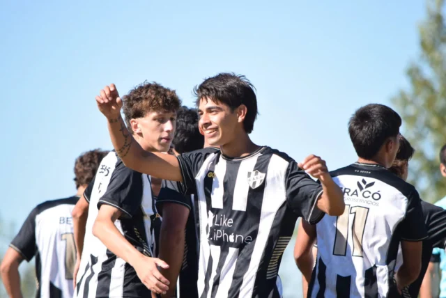 ¡Triunfo de la tercera! 🙌💪

Con goles de Geronimo Allegrini de penal y un golazo de Uriel Zanabria sobre el final del partido, la tercera división venció 2 a 1 a Unión de Curaru.