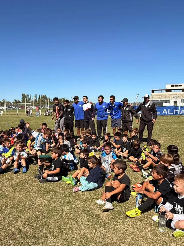 Seguir jugando 🙌⚽️

Participamos de un encuentro de escuelitas de fútbol que se realizó en Deportivo.