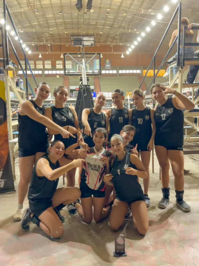 🏐 Una vez más presentes en el Bataracito

Arrancamos el año con dos equipos en la 12° edición del Torneo Bataracito, que organiza Estudiantes de Olavarría y reúne clubes de toda la provincia de Buenos Aires.

En los partidos nos cruzamos con Automoto de Torquinst, Talleres, IAE de Mar del Plata, equipos de Tandil, Azul, Bolívar, Villegas, entre otros de gran nivel y jerarquía. 

El Sub 14 se consagró campeón de la Copa de Plata. Para el Sub 16 también fue una gran experiencia para encarar el año competitivo.

Un arranque que marca el camino de lo que viene para el vóley albinegro 🖤🤍

¡Gracias Bataraz por la invitación! @caevoley 🤝🙌
