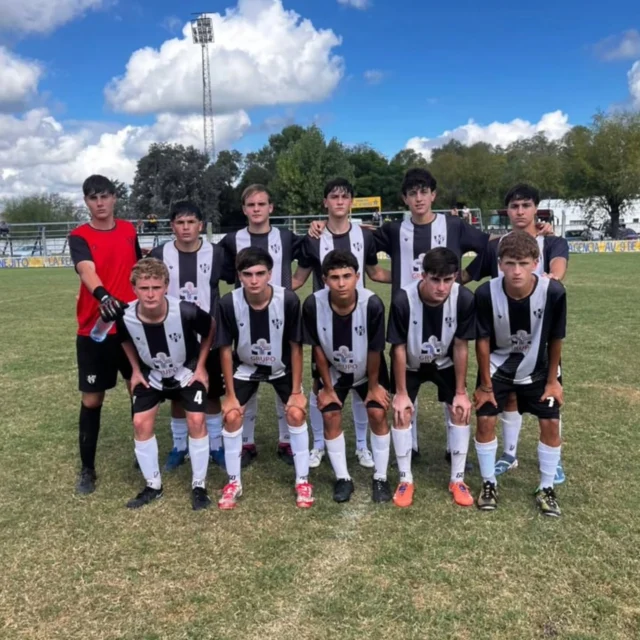 Empezó la segunda fecha ⚽️💪

Las categorías de 8va, 6ta, 5ta y 4ta de Estudiantes Unidos jugaron el adelanto en el Hermanos García de Huracán de Carlos Tejedor. 

Resultados de las puntuables:

▪️6ta: Huracán 3 - Estudiantes 1 (Pedro Prieto)
▪️5ta: Huracán 2 - Estudiantes 0
▪️4ta: Huracán 0 - Estudiantes 2 (Lorenzo Rossi y Juan Cruz Peluffo)

¡Vamos Albinegro! 🖤🤍