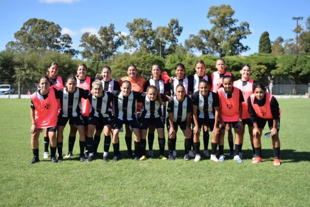 Igualdad sin goles ⚽️🙌

Por la cuarta fecha de la Copa LPF, el femenino Albinegro empató 0 a 0 contra Deportivo en Mones Cazón. 

¡Vamos Albinegras! 💪🖤🤍