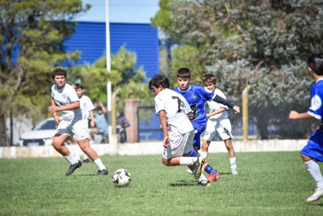 Sábado en casa para el Semillero ⚽️🙌

La tira de Estudiantes Blanco recibió a Deportivo en el 21 de Septiembre, en una jornada inagurada por la 9na a la mañana y que tuvo juego hasta la tarde con el último partido de la 4ta.

Resultados de las puntuables:

▪️7ma: Estudiantes 1 - Deportivo 0
Gol de Tiziano Murúa. 

▪️6ta: Estudiantes 2 - Deportivo 1
Goles de Donato Tihista y Máximo Ballesteros

▪️5ta: Estudiantes 1 - Deportivo 3
Gol de Bautista Pagella

▪️4ta: Estudiantes 0 - Deportivo 0

De esta manera se completa la fecha de inferiores, que había comenzado el jueves con el adelanto entre Estudiantes Unidos y Huracán. 

¡Vamos Albinegro! 🖤🤍