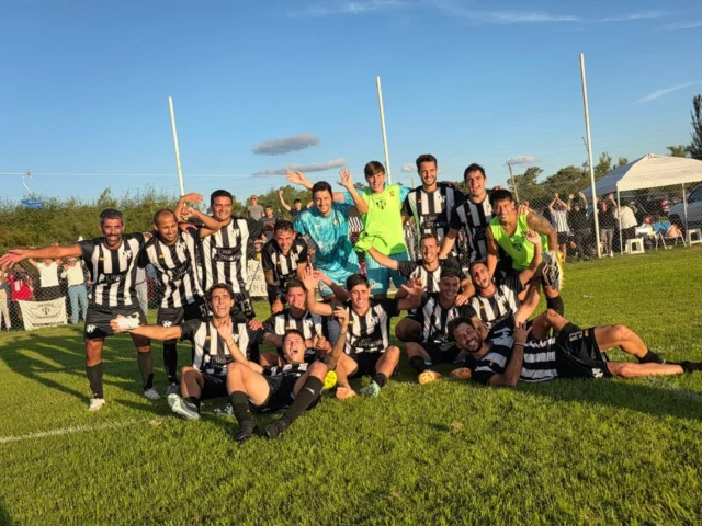 CLÁSICO ALBINEGRO!!! 🖤🤍

Estudiantes 2 - Deportivo 1

Goles de Nahuel Maldonado y Juan Ríos 👏🎯