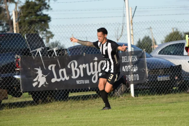 ¡MANZANAZO! 🍎

En el Nuevo Centenario José Esteban Garré, la primera división se quedó con la victoria por 2 a 1 💪

Nahuel Maldonado abrió el marcador de penal, el rival lo igualó, y Juan Ríos lo dio vuelta con un golazo de tiro libre.

¡Vamos Albinegro que seguimos! 🖤🤍