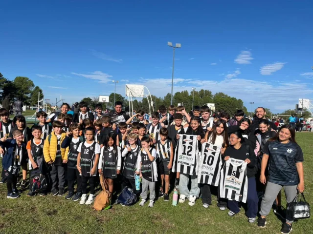 🏀 Primer encuentro en Trenque Lauquen 

Más de 40 alumnos de las categorías Escuelita, Pre Mini, Mini y Sub 13 viajaron a Trenque Lauquen para participar del encuentro organizado por el Club Barrio Alegre en conjunto con la ATB.

Una jornada de juego y compañerismo junto a Argentino de TL, CEF 18 y la Escuela Municipal de Trenque Lauquen.

Gracias al Club Barrio Alegre por la invitación.

El próximo encuentro será el 16 de mayo, donde seremos anfitriones 🏠

Auspician: @electropartesdyd - @chacinadospardo - @abogadanadiabustos

🖤🤍