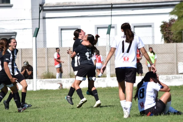 Empate agónico en el Halzague 👏💪

La primera división femenina igualó 2 a 2 ante Calaveras por la quinta fecha del campeonato. 

El rival iba ganando 2 a 0, pero sobre el final aparecieron las chiquis: primero fue el turno de Trinidad Berrutti para descontar de tiro libre y luego llegó el momento de Guadalupe Delgado, quien con una gran definición sentenció la igualdad.

¡Vamos Albinegras! 🖤🤍