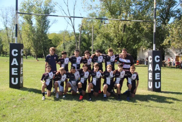🏉 Segunda fecha de local para el rugby albinegro

Recibimos a Pico y Villegas en las tres categorías, con la participación de Huracán de Casares en la M14.

La M14 protagonizó un partido muy dinámico junto a Huracán contra la fusión de Pico y Villegas. La derrota por diferencia de try no opacó una notoria mejoría respecto a la fecha anterior, especialmente teniendo en cuenta que varios chicos hicieron su primera experiencia tras pasar de la Escuelita a la categoría.

La M16 dominó de principio a fin, anotó seis tries y mostró un juego sólido y dinámico que marca el camino para seguir creciendo.

En la M18, un partido cerrado que sobre el final se inclinó a favor de Pico y Villegas por escasa diferencia.

Un día espectacular de rugby en casa. Gracias a los clubes visitantes, a las familias que acompañaron y colaboraron.

La próxima fecha será el 8 de mayo en Pico 🖤🤍