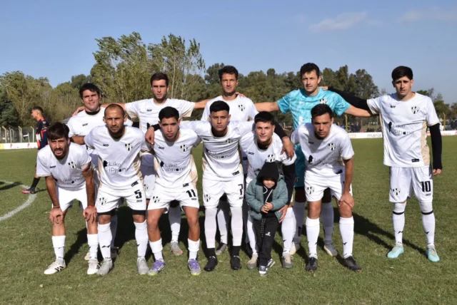 Empate en el 21 de Septiembre 🙌⚽️

La primera división igualó 2 a 2 contra KDT por la sexta fecha del campeonato. 

Nahuel Maldonado y Alexis Rodríguez fueron los autores de los goles.

La próxima fecha será de visitante ante Maderense 📅💪

🖤🤍