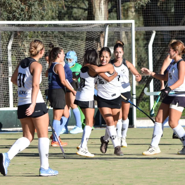 Buen sábado en el Sintético 🙌🏑

Por la quinta fecha del Torneo Apertura, Estudiantes recibió a Municipalidad de Daireaux en una jornada con destacadas actuaciones de los equipos albinegros.

Resultados de las categorías puntuables:

Sub 14: Estudiantes 8 - Daireaux 1
👉Goles de Camila Pérez Bellandi, Ludmila Bordoy Pignanelli x2, Antonia Gortari, Emilia Alemano, Inés Cabrera, Jazmín Ortellado, Paloma Cotta.

Sub 16: Estudiantes 15 - Daireaux 0
👉 Goles de Juana Tolosa x4, Malena Mateos x4, Joaquina Rocca Sackmann x2, Isabella de Nicolas Prestifilippo x2, Indira Urtizberea, Mercedes Peña Save, Lumena Cassels Van Cauwlert.

Primera: Estudiantes 2 - Daireaux 0
👉 Goles de Mailen Ramírez e Iván Galeano.

🖤🤍