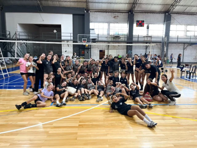 🏐 Primera fecha de liga para las más chicas del vóley albinegro

El sábado viajamos con cuatro equipos, uno Sub 12 y tres Sub 13, para arrancar el año de Liga con fecha interasociaciones. Para muchas fue el primer viaje de competencia.

Mucho vóley, amistad y compañerismo en una jornada para recordar. 🖤🤍

Resultados Sub 13 📌

Blanco ⚪️
vs Atlético Villegas 2-0
vs Estudiantes Violeta 2-0
vs CEF 45 de América 2-0

Negro ⚫️ 
vs CEF 45 de América 2-0
vs Atlético Villegas 2-1

Violeta 🟣
vs Estudiantes Blanco 0-2
vs CEF 45 de América 1-2
vs Atlético Villegas 2-0

Resultados Sub 12 ⚪️
vs CEF 18 de Trenque Lauquen 0-2
vs Atlético Villegas 2-0
vs Argentino de Trenque Lauquen 2-0
vs CEF 45 de América 1-2

¡A seguir disfrutando y creciendo en el club! 🖤🤍