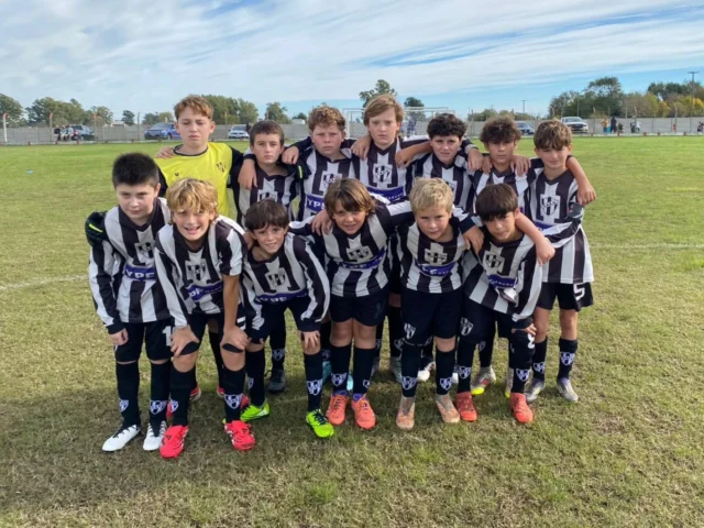 El Semillero tuvo acción 💪⚽️

Estudiantes Blanco recibió a San Martín en el 21 de Septiembre, donde jugaron Pre9na, 9na, 8va, 7ma, 6ta y 4ta. Mientras que Estudiantes Unidos visitó a Juventud Unida en Henderson con todas las categorías. 

Resultados de las puntuables:

7ma: Estudiantes Blanco 0 - San Martín 0

7ma: Juventud  2 - Estudiantes Unidos 0

6ta: Estudiantes Blanco 1 - San Martín 1
👉Gol de Santiago Jaralambides 

6ta: Juventud 1 - Estudiantes Unidos 0

5ta: Juventud 2 - Estudiantes Unidos 2
👉Goles de Benjamín Brea x2

4ta: Estudiantes Blanco 2 - San Martín 0
👉Goles de Leonardo Rojas y Juan Cumba

4ta: Juventud Unida 1 - Estudiantes Unidos 3
👉Goles de Gonzalo Peyero, Lució Zacarian y Facundo Di Salvo.

🖤🤍