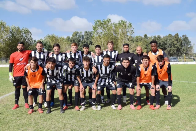 Victoria sobre el final 💪⚽️

La tercera división venció 1 a 0 a KDT por la sexta fecha en el 21 de Septiembre. 

El gol vino desde el banco con Tomás Márquez 🙌

🖤🤍