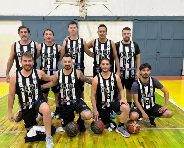 Triunfo de los mayores de básquet 🏀

Los Albinegros disputaron una nueva fecha de la Liga B que se desarrolla en Trenque Lauquen.

Vencieron a Ferro por 70-55 para seguir en lo más alto del certamen 💪

✍️ Compartimos la crónica enviada por el equipo de Mayores de @caeubasquet:

Estudiantes pegó fuerte en Trenque Lauquen y se quedó con un duelo de invictos ante Ferro por 70-55, en el marco de la tercera fecha del torneo local.
El arranque fue favorable al conjunto de Trenque, que hizo valer la localía y se llevó el primer cuarto 23-20. Sin embargo, Estudiantes ajustó en defensa y equilibró el juego antes del descanso largo, achicando con un parcial de 14-12 para irse apenas abajo pero con mejores sensaciones.
El quiebre llegó en el tercer cuarto. Ahí Estudiantes mostró su mejor versión: intensidad defensiva, buenas transiciones y eficacia en ataque para meter un contundente 23-9 que cambió por completo el partido. Ferro, que contó con jugadores que vienen de competir en el Prefederal, no logró sostener el ritmo ante la presión visitante.
En el último período, el equipo de Pehuajó manejó la ventaja con criterio, sin apurarse y cerrando el juego con un parcial de 13-11 para sellar el 70-55 final.
Fue un partido parejo en su desarrollo general, pero con un tramo determinante que inclinó la balanza. Estudiantes no solo mantuvo el invicto, sino que además dio un golpe de carácter como visitante ante un rival directo.