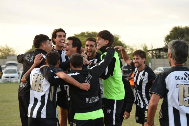 ¡CLASIFICADOS! 👏💪

Estudiantes jugará los cuartos de final en primera y tercera división, luego de ganar en el Juan Halzague ante Maderense. 

La primera ganó por 2 a 1 con goles de Manuel Estruch y Bruno Bazan, mientras que la tercera ganó por 2 a 0 con Fermin Polo y Federico Rodríguez como goleadores. 

¡Vamos Albinegro! 🖤🤍