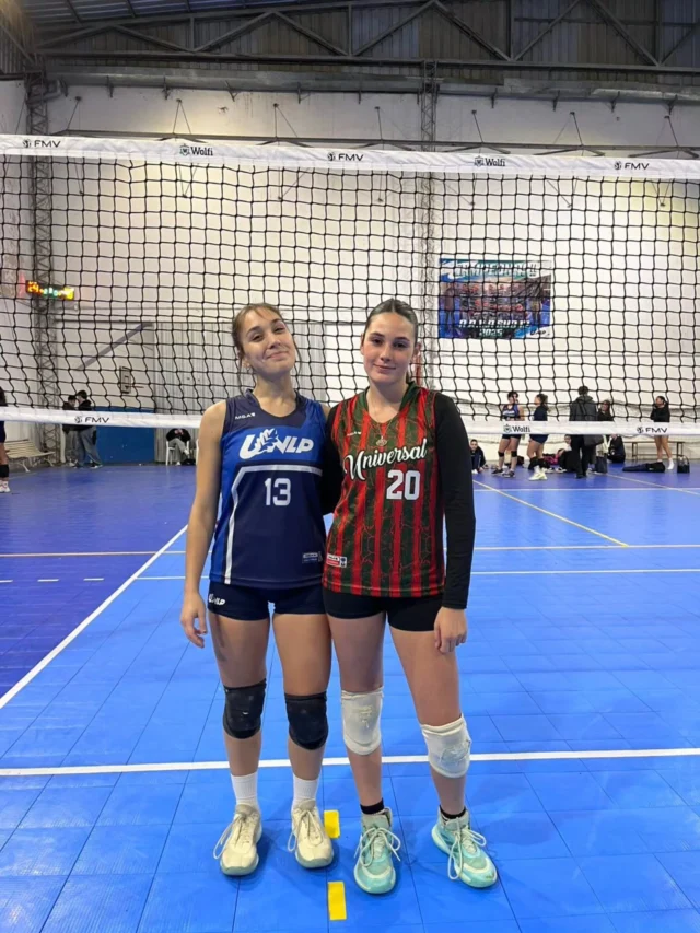 Desde chiquitas, mismo deporte y camiseta 🖤🤍

Hoy, con otros colores, pero practicando el deporte que las unió en nuestro club: María y Magui 🏐

María Calvo Sánchez (UNLP) y Magdalena Villa Abrille (Universal) se encontraron en el torneo de ARVA de La Plata.

¡Que lindo verlas crecer, desarrollarse y que sigan vinculandose a través del deporte! Por acá siempre van a tener un lugar 🏡