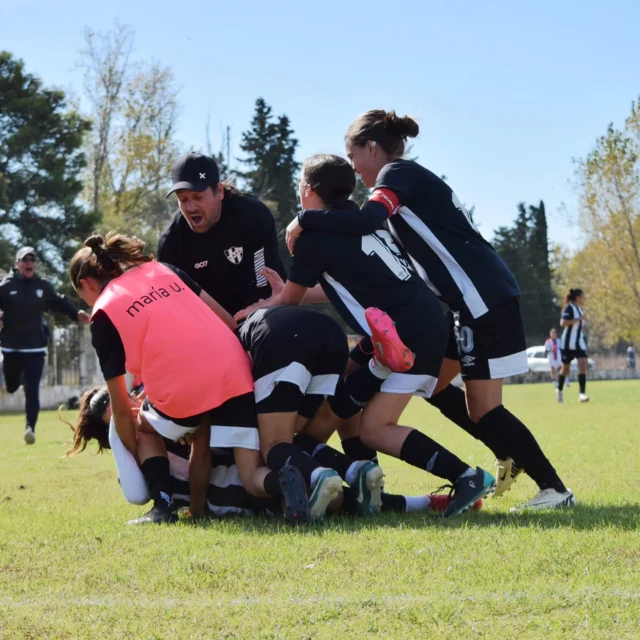¡Triunfo en la ida! 👏⚽️

El femenino se quedó con la victoria ante Defensores por 2 a 0 en la semifinal de ida que se disputó en el 21 de Septiembre. 

Mercedes Michelli y Delfina Solari fueron las autoras de los goles albinegros.

¡Vamos Estudiantes! 🖤🤍