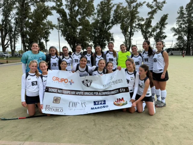 ¡Una dosis de juego al frío del sábado! 🙌🏑

Comenzó la Copa Noroeste para las Albinegras, que enfrentaron a Atlético Pellegrini, equipo que integra la zona campeonato de la Federación Noroeste.

Fue una jornada apasionante con definición por penales en séptima y sexta, a favor de Estudiantes. Mientras que la primera división también se quedó con la victoria sobre el final del encuentro. 

¡Vamos Albinegras! 🖤🤍

➡️Séptima: Estudiantes 1 (2) - Pellegrini 1 (1)
▪️Gol de Camila Pérez Bellandi.
▪️Shoot out: Antonia Gortari e Inés Cabrera.

➡️Sexta: Estudiantes 5 (2) - Pellegrini 5 (1)
▪️Goles de Isabella de Nicolas Prestifilippo x3, Joaquina Rocca Sackmann y Malena Mateos.
▪️Shoot out: Joaquina Rocca Sackmann x2.

➡️Primera: Estudiantes 3 - Pellegrini 2
▪️Goles de Mailen Ramírez, Carla Querejeta y Ludmila Prestifilippo