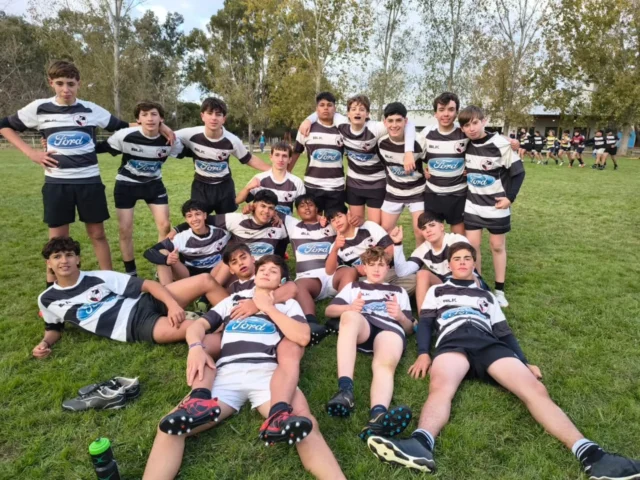 🏉 JORNADA POSITIVA PARA LAS JUVENILES 💪

Las categorías juveniles vivieron una nueva fecha con muy buenas sensaciones, crecimiento colectivo y grandes momentos dentro de la cancha.

▪️M14
La categoría disputó dos partidos de dos tiempos de 20 minutos cada uno.

En el primer encuentro, frente a Santa Rosa Rugby —rival al que ya habían enfrentado en el Torneo John Graves del año pasado—, el equipo mostró una evolución muy positiva, jugando de igual a igual y cayendo por apenas dos tries de diferencia.

Luego, enfrentaron a un combinado integrado por jugadores de Pico, América y Realicó. En esta oportunidad, el equipo compartió plantel junto a Villegas y Estudiantes de Santa Rosa, logrando mejorar el funcionamiento respecto al primer partido y mostrando avances estratégicos, técnicos y un mayor afianzamiento individual y colectivo.

▪️M16
La categoría también disputó dos encuentros.

En el primero, frente al combinado de Pico, América y Villegas, el equipo fue superior durante gran parte del partido, destacándose por el buen juego colectivo, la toma de decisiones, el acompañamiento en los tackles y la efectividad en ataque.

En el segundo partido, frente a Pico, se vivió un duelo muy parejo entre dos equipos con categoría pura. El encuentro terminó con victoria por 7-5 para nuestros chicos gracias a un try en el segundo tiempo y la posterior conversión, luego de haber comenzado abajo en el marcador. Un partido intenso y muy bien jugado por ambos equipos.

▪️ M18
La M18 disputó un encuentro en modalidad de rugby reducido de 10 jugadores, compartiendo equipo junto a Villegas.

El equipo mostró un gran nivel colectivo, con buena circulación de pelota, apoyos constantes y buenas decisiones en ataque, logrando quedarse con la victoria frente al combinado de América, Pico y Realicó.