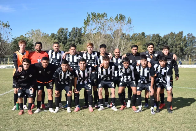 Triunfo de la tercera 👏⚽️

Se jugaron los cuartos de final de ida de la tercera división en el 21 de Septiembre. Fue triunfo para Estudiantes por 2 a 1 sobre Boca.

Justo Bravo y Simón Gerardo fueron los autores de los goles albinegros.

🖤🤍