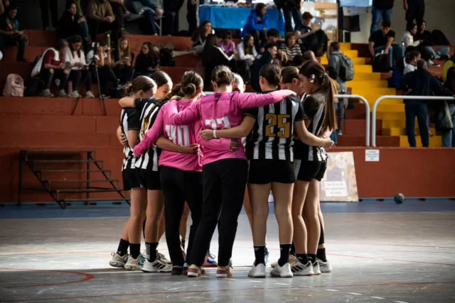Día 2 en Mendoza 💪🇦🇷

El segundo día tuvo el debut de las chicas y un nuevo partido para los chicos.

• Resultados Nacional Juvenil "B" •
📍San Rafael, Mendoza

▪️Femenino: Estudiantes 20 - Club Alemán de Quilmes 28
▪️Masculino: Estudiantes 27 - Campana Boat Club 27

¡Vamos Albinegro! 🖤🤍 Seguimos ➡️

📸 @cahandball