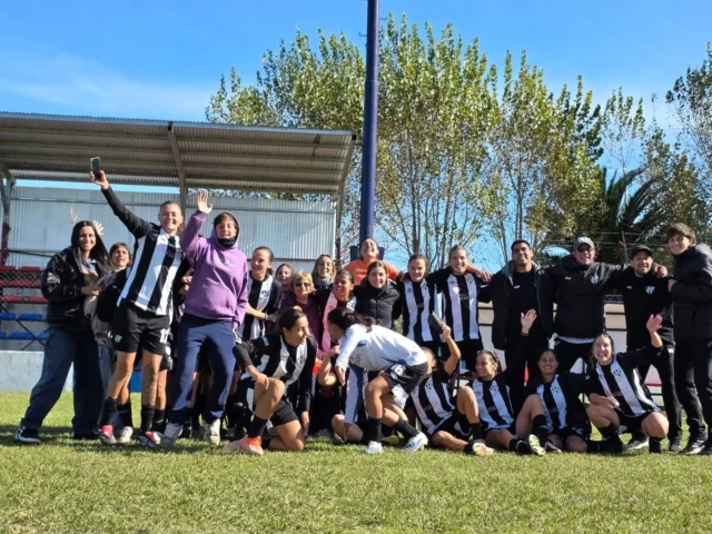 ¡Acá están las finalistas de la Copa LPF! 🖤🤍

El equipo femenino avanzó a la final del campeonato, luego de vencer a Defensores por 2 a 0 en la ida y empatar 0 a 0 en la vuelta.

¡VAMOS ESTUDIANTES!

Equipo, a disfrutar este momento y felicitaciones!! ❤️‍🩹