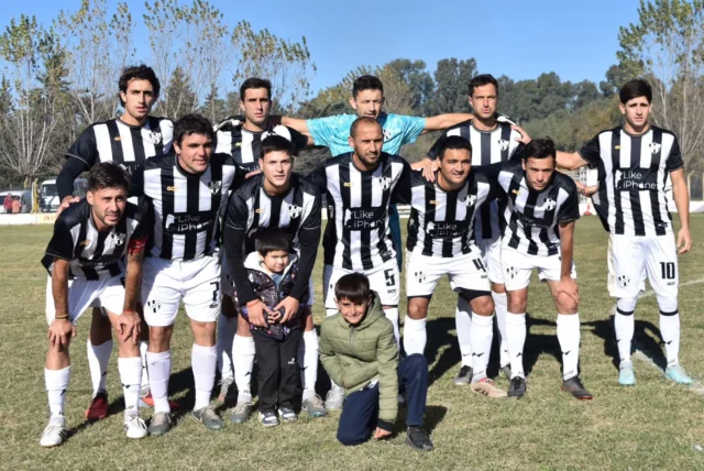 Empate en la ida ⚽️💪

La primera división igualó 0 a 0 ante Juventud Unida de Henderson por los cuartos de final de la Copa LPF.

El próximo fin de semana se jugará la vuelta en el Demetrio Hernández.

¡Vamos Albinegro! 🖤🤍