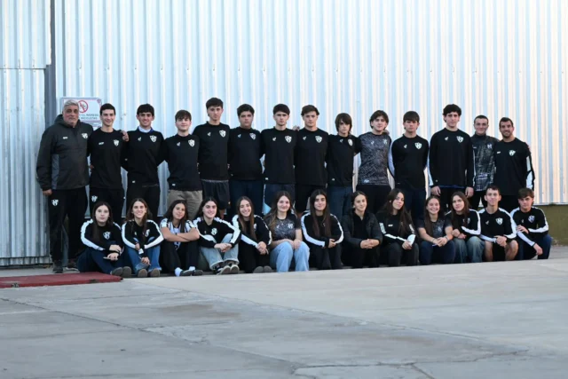 PRESENTES EN EL NACIONAL JUVENIL “B” 🇦🇷🖤🤍

Nuestras delegaciones juveniles femenina y masculina ya se encuentran en San Rafael para disputar el Torneo Nacional de Clubes Juveniles “B”, organizado por la Confederación Argentina de Handball.

Una experiencia enorme para nuestros jugadores y jugadoras, que vuelven a llevar los colores del club a una competencia nacional💪

▪️Delegación femenina CAEU:
Agostina Varela, Alma Martín Pérez, Ana Clara Páez, Celeste Frías, Inés Domato, Isabella Sidoli, Juanita Tettamanti Castro, Lola Monge Hernández, Ima Oriani, Lucía Catalina Pérez y Trinidad González.

▪️Delegación masculina CAEU:
Félix Giacoia, Fermín Viñuela, Francisco Monge Hernández, Jaime Bergues, Juan Martín Miguez, Juan Pedro Galván, Justino Macías, León González Berbotto, Máximo Sciarrotta, Rosendo Bassart, Pedro Depaoli Pallosi, Tomás Pérez y Tomás White.

👏 Les deseamos el mayor de los éxitos en este nuevo desafío y felicitamos también a profes, familias y a cada persona que acompaña el crecimiento del handball del club día a día.

¡Vamos Estudiantes! 🖤🤍