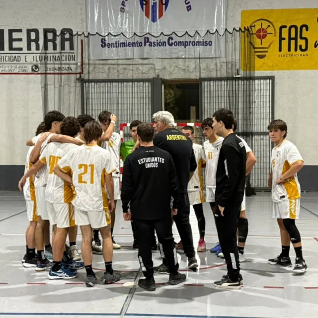 En marcha el Nacional 🇦🇷🙌

El equipo masculino de juveniles disputó el primer partido en el Nacional B de Clubes en San Rafael Mendoza. 

Fue igualdad por 26 a 26 en un partido ajustado.

¡Vamos Albinegro! 🖤🤍 

Mañana comenzarán las chicas 📅💪