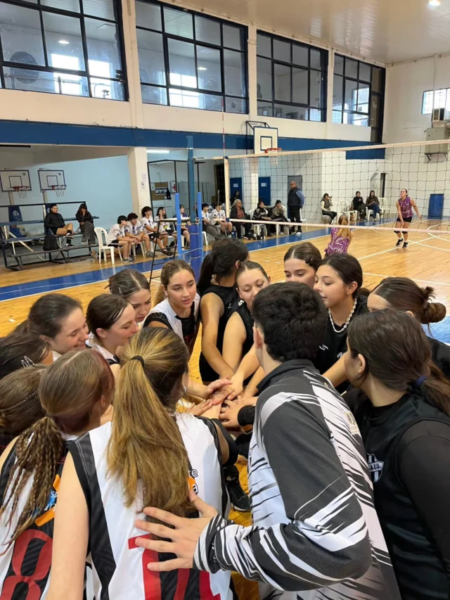 A puro vóley 🏐💪

Participamos de un Torneo Amistoso en Deportivo junto al anfitrión y Calaveras. 

Fuimos con 3 equipos femeninos (Sub 13, Sub 15 y Sub 17) y un masculino (Sub 18).

Una nueva experiencia para seguir sumando rodaje de cara a las competencias oficial.

¡Agradecemos a Deportivo por la invitación! 🤝